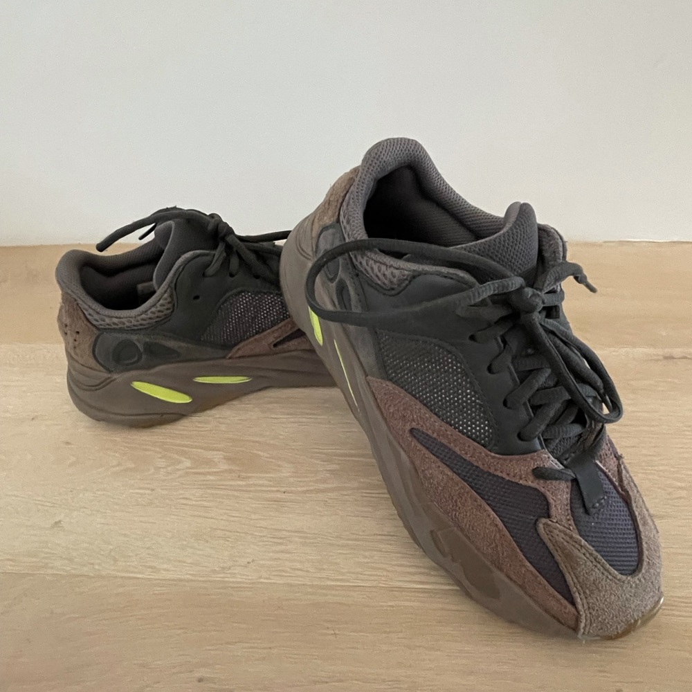 YEEZY BOOST 700 / COLOR: MAUVE / SIZE: 7